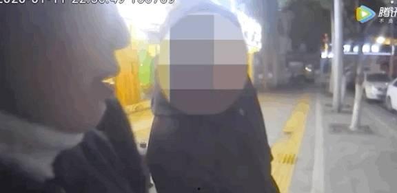 吃瓜群众被抓住视频播放,网友热议